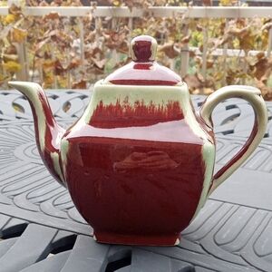 BOMBAY Elegant Red and Green Ceramic Teapot